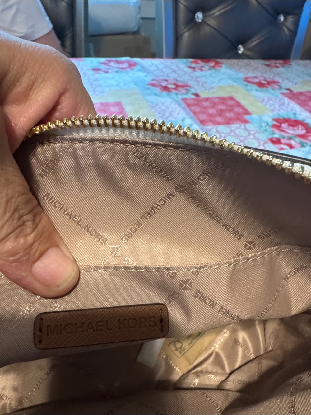 Michael Kors Signature Small Crossbody in Vanilla/Taupe - Picture 4 of 6